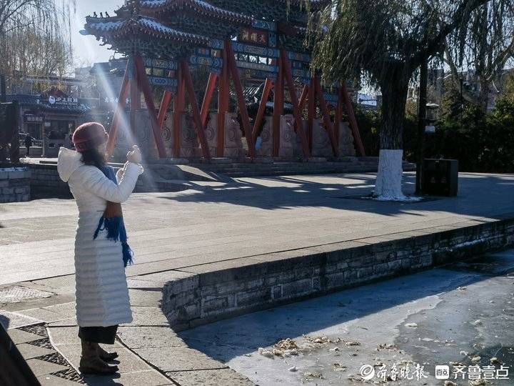 难得一遇的冬季美景,济南大明湖结冰了